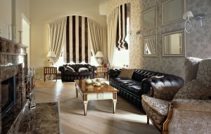 Классические и французские шторы в интерьере гостиной 